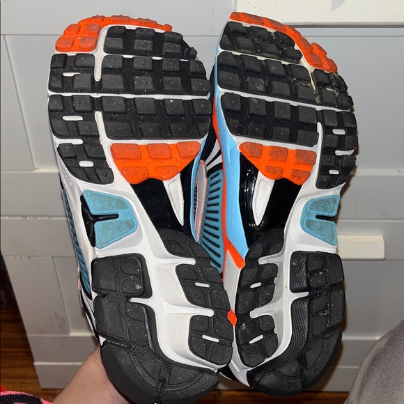 Nike Zoom Vomero 5 . Woman’s Size 8. Good Condition. Extra Laces. - Picture 5 of 8